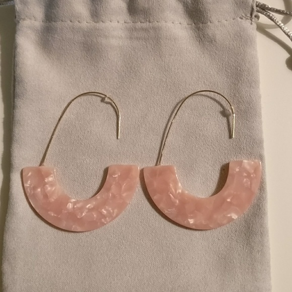 Jewelry - 🔥NEW Acrylic pink fashion earrings